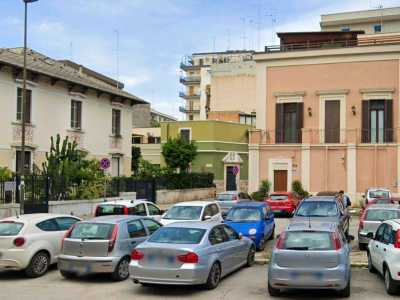 Parliamo di piazzale Vittorio Locchi, uno slargo circondato da una masseria ottocentesca, da vicoletti pittoreschi, da edicole artistiche e da eleganti villini